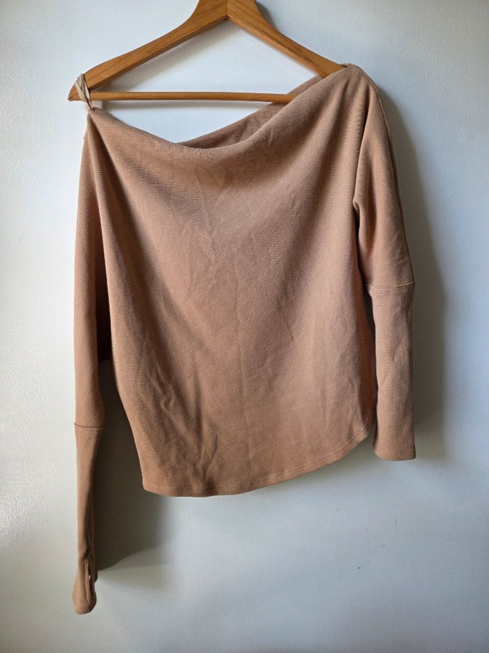 LIKE NEW WE THE FREE TAN OFF SHOULDER ASSYMETRICAL WAFFLE KNIT LONG SLEEVES L